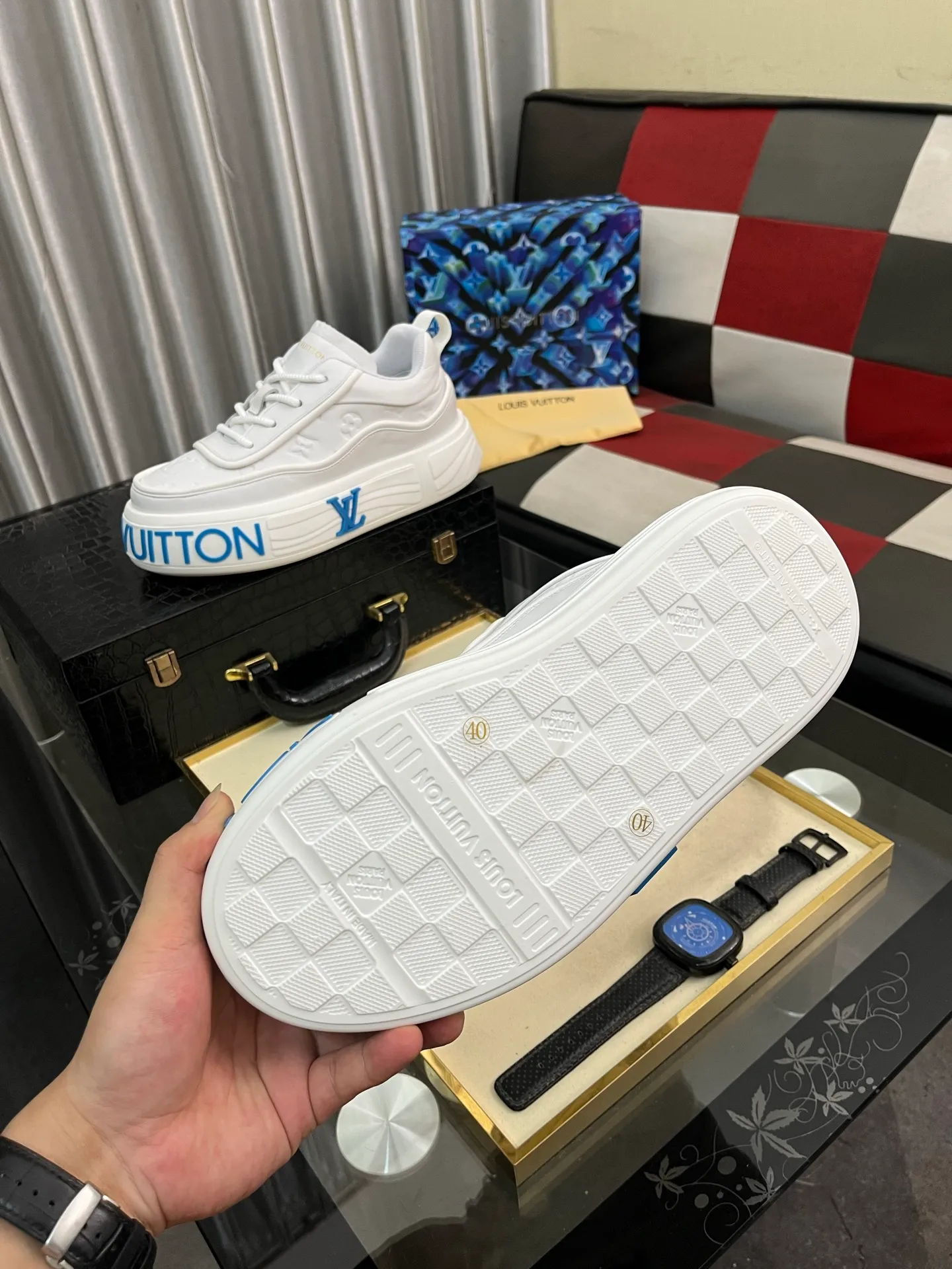 Men's shoes 💰560⌚️⌚️【LOUlS VUlTTON】Louis Vuitton ~ unique and casual style. LV counter purchasing 🏃casual shoes😍😍 Men's 2025 counters are on sale simultaneously, Italian imported brands select first-layer Italian cowhide. Cowhide leather lining (refuses to discolor and grind feet) Code number: 38-44 4⃣️colors available